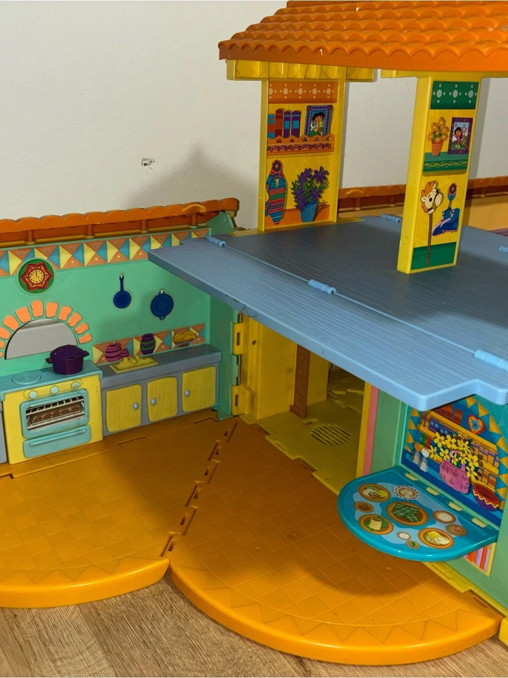 Vintage Mattel 2003 Dora the Explorer pop-up house. Dolls and accessories!